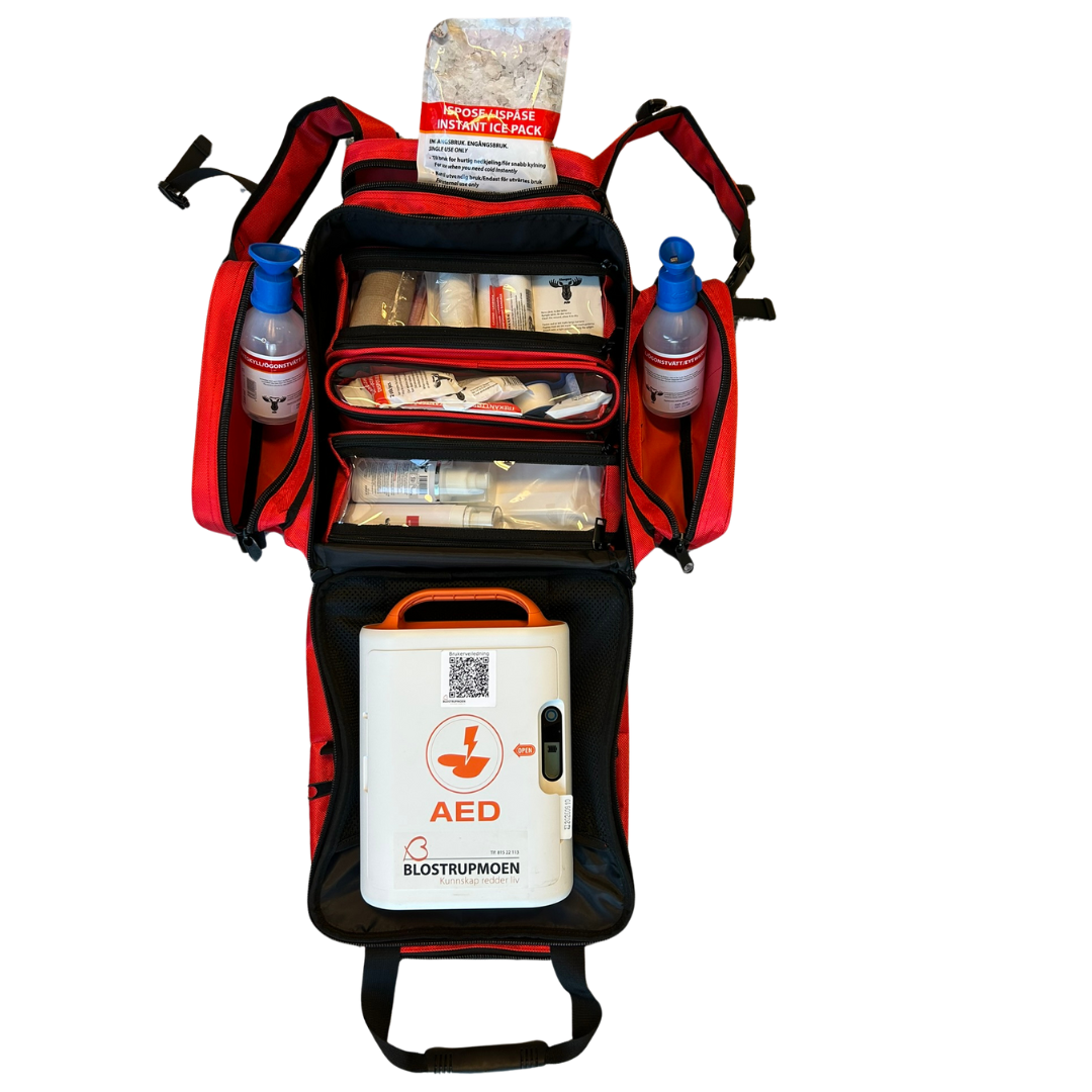 Akuttsekk fra Blostrupmoen med innholdet til en stor førstehjelpskoffert og en hjertestarter