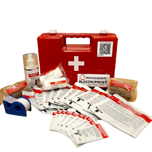 Blostrupmoen brannskadeskrin med alle produktene skrinet inneholder, utstilt foran skrinet.